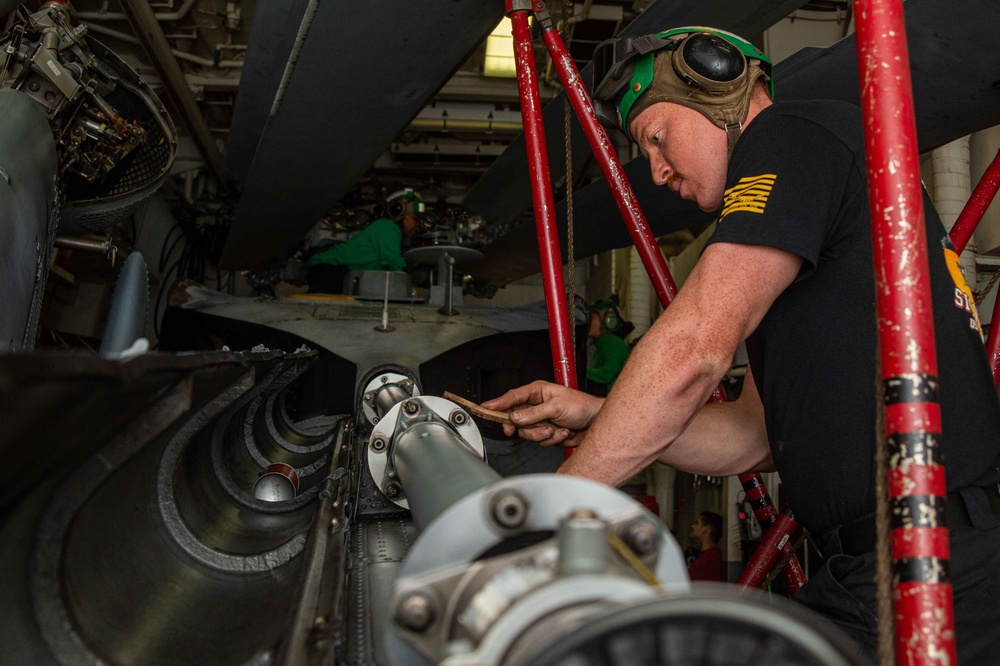 USS Jason Dunham (DDG 109) Conducts Maintenance