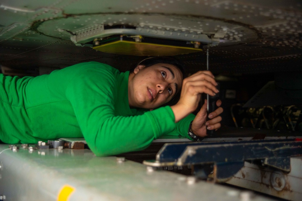 USS Jason Dunham (DDG 109) Conducts Maintenance