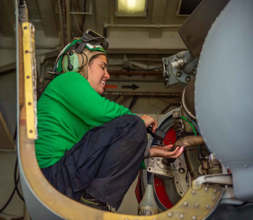 USS Jason Dunham (DDG 109) Conducts Maintenance