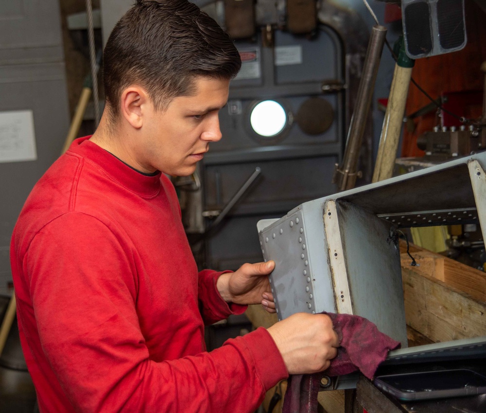 USS Jason Dunham (DDG 109) Conducts Maintenance