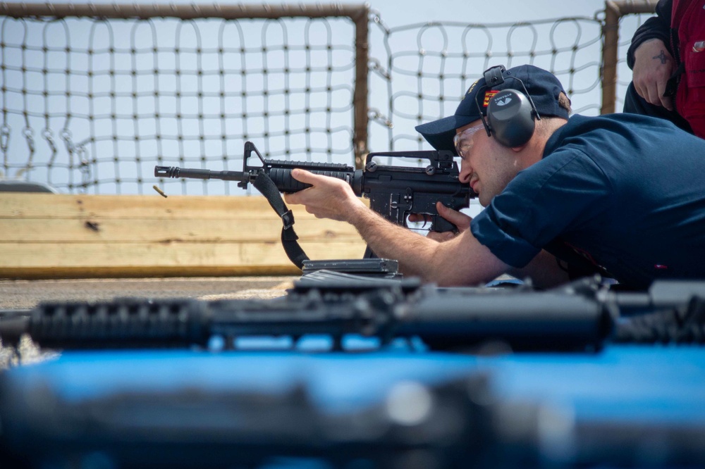 USS Jason Dunham (DDG 109) Conducts a Gun Shoot