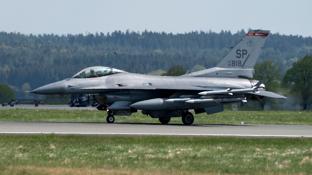 F-16 Fighting Falcons return from Romania