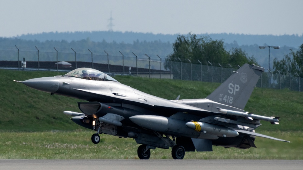 F-16 Fighting Falcons return from Romania