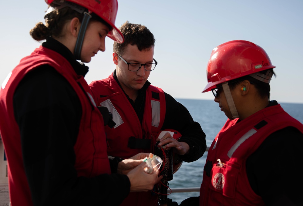 DVIDS - Images - USS Bataan (LHD 5) RAS [Image 18 of 27]