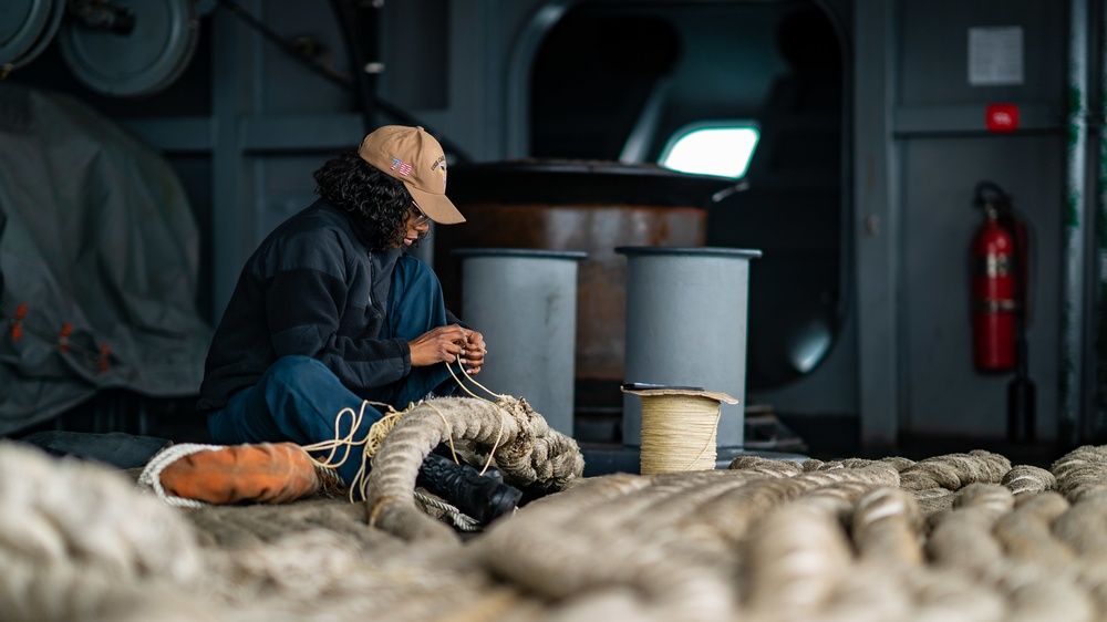 USS Carl Vinson (CVN70) Sailors Restore Frayed Mooring Lines