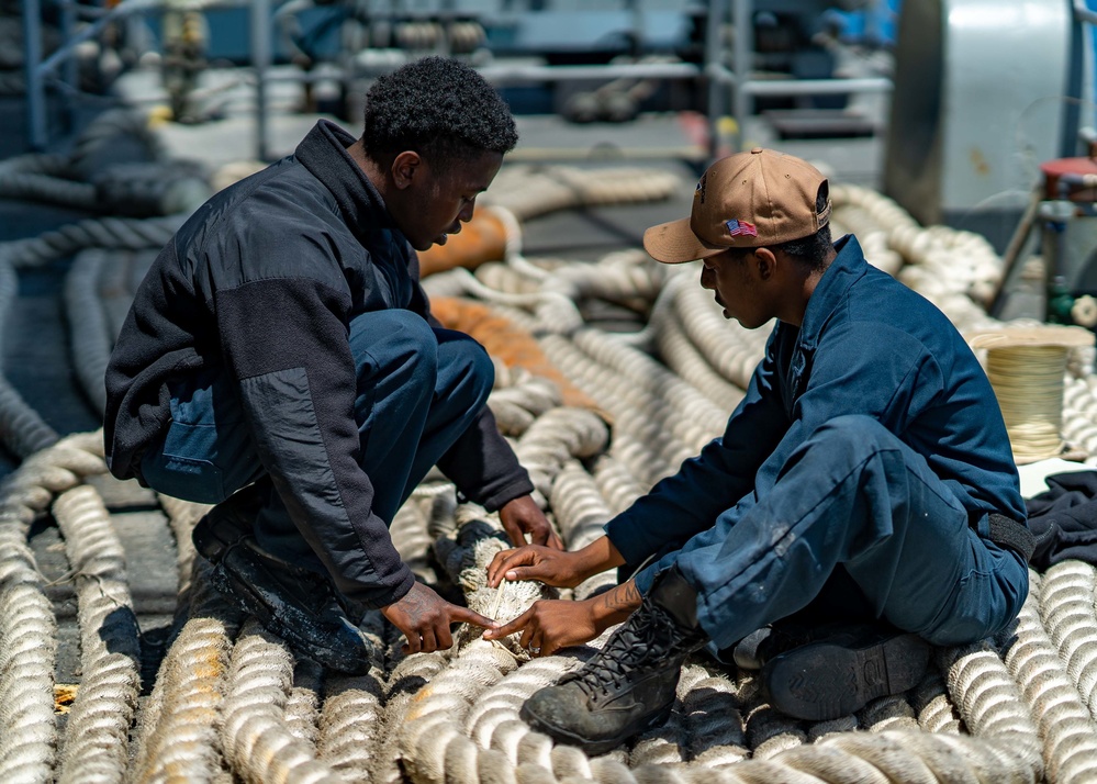 USS Carl Vinson (CVN70) Sailors Restore Frayed Mooring Lines