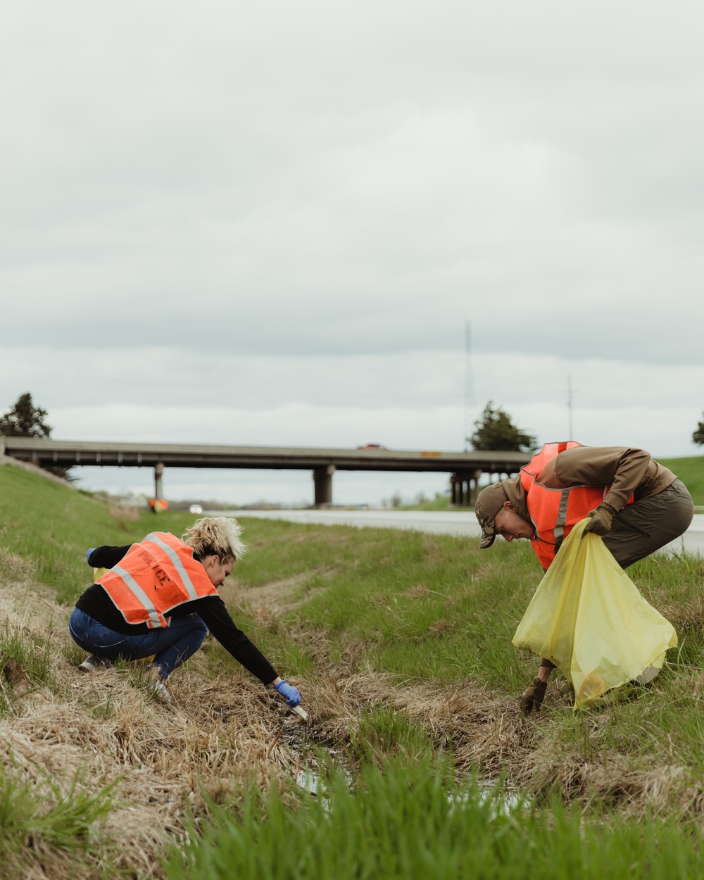 139th Airlift Wing members clean up I-29