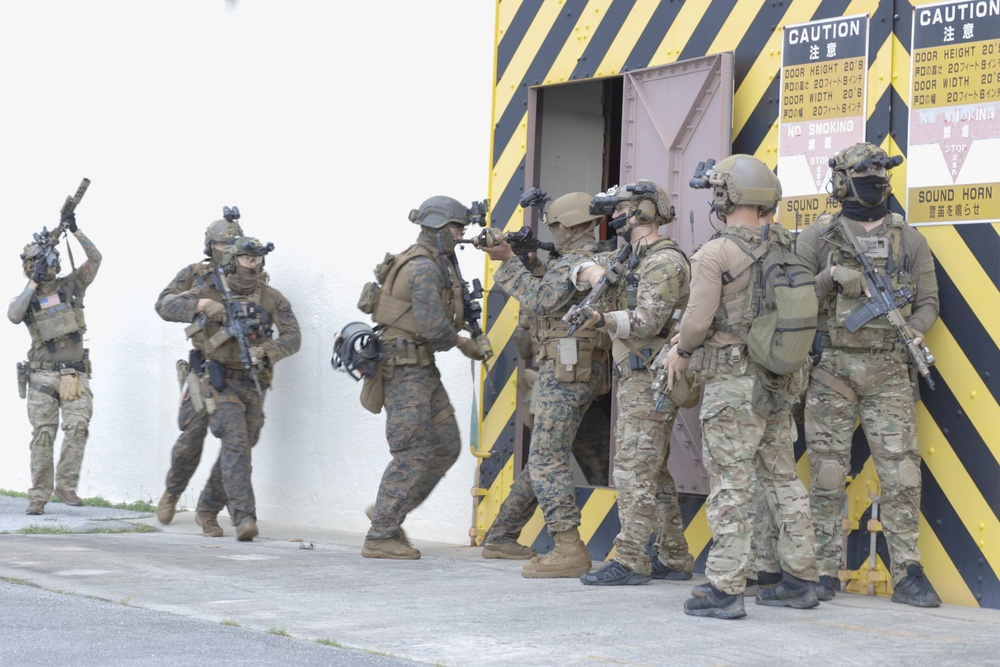 III MEF Reconnaissance and Army Special Forces Train Together