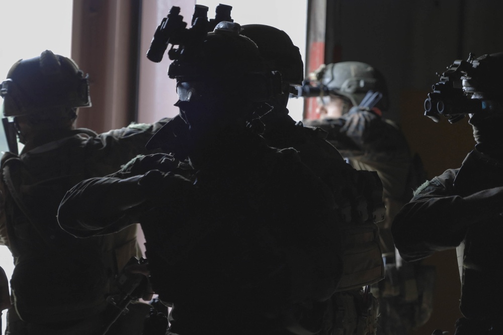 III MEF Reconnaissance and Army Special Forces Train Together