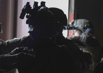 III MEF Reconnaissance and Army Special Forces Train Together
