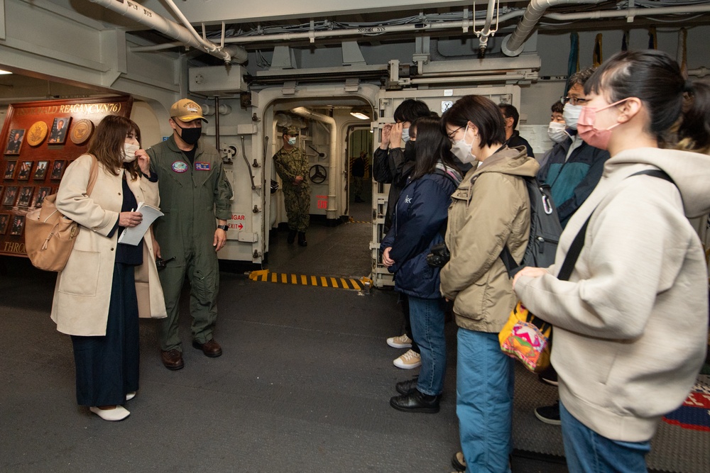 CFAY hosts tour for Twitter followers