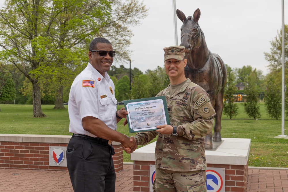 Lt. Col. Kibitlewski recognizes Fort Knox Fire Department