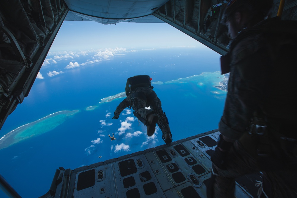 3d Reconnaissance Battalion Conducts Deliberate Water Parachute Operations