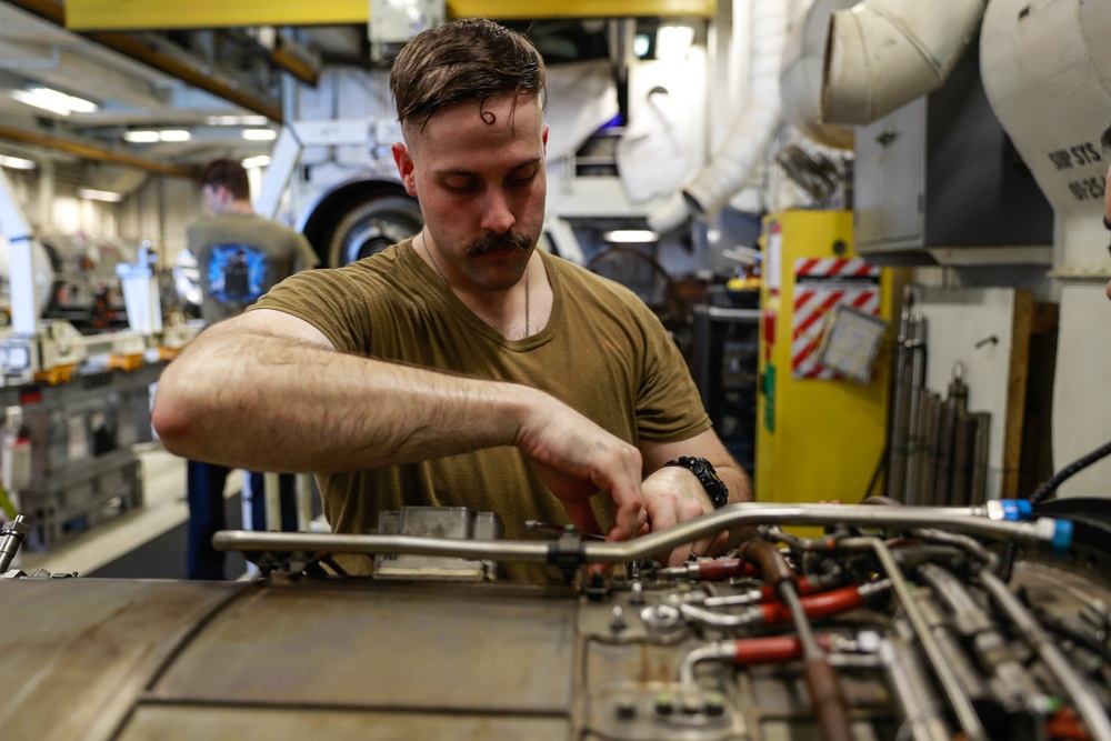 Abraham Lincoln Sailors conduct maintenance