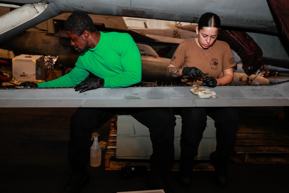 Abraham Lincoln Sailors conduct maintenance