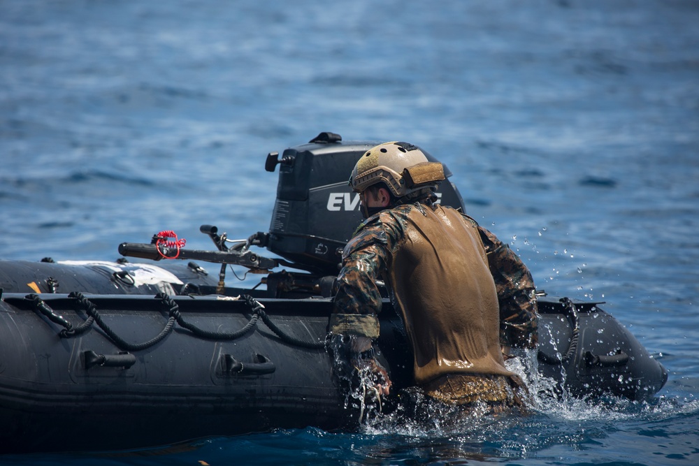 3d Reconnaissance Battalion Conducts Deliberate Water Parachute Operations