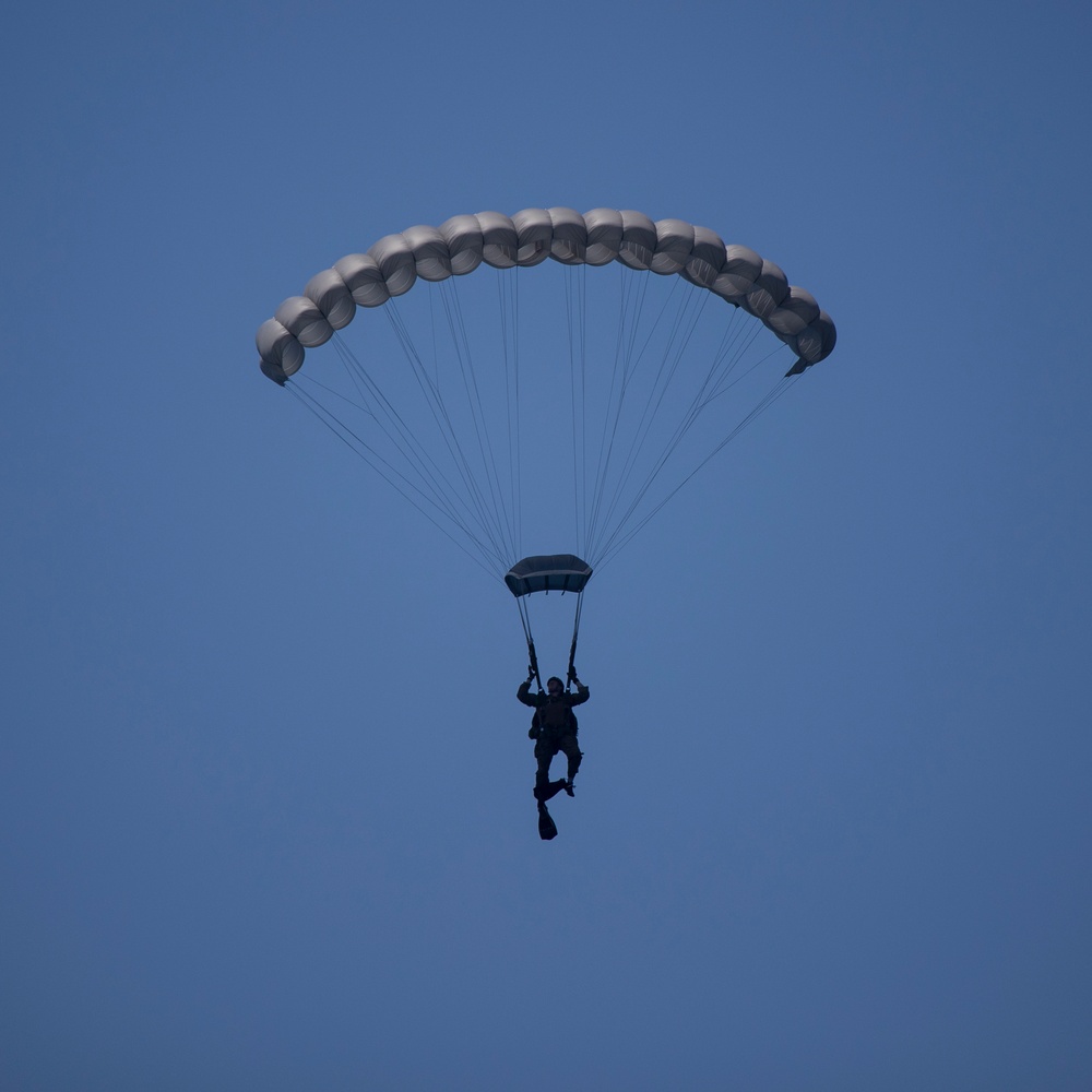 3d Reconnaissance Battalion Conducts Deliberate Water Parachute Operations