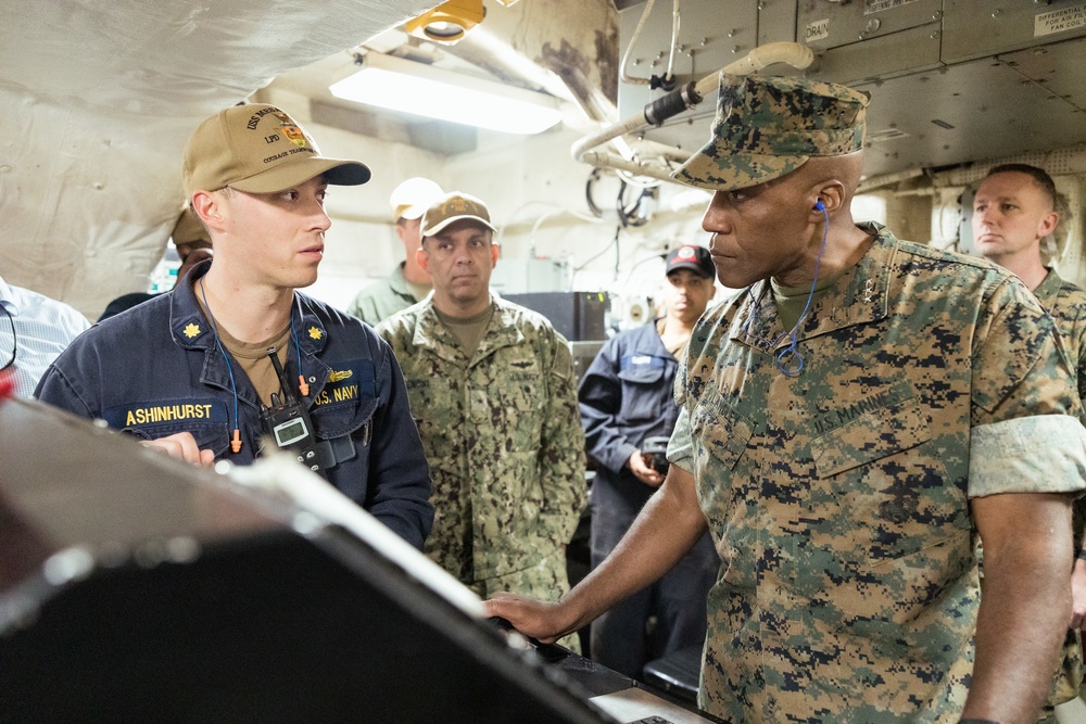 Lt. Gen. Langley visits USS Mesa Verde (LPD-19)