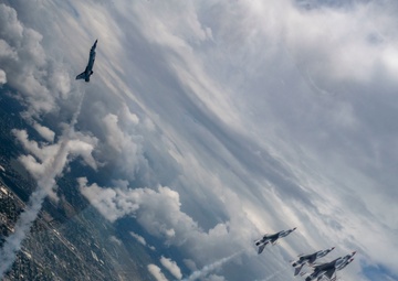 Thunderbirds practice over Ft. Lauderdale