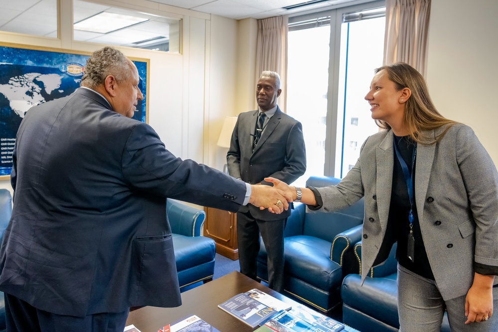 SECNAV Carlos Del Toro meets with members of the ONR team