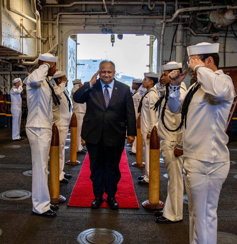 SECNAV Visits USS Makin Island