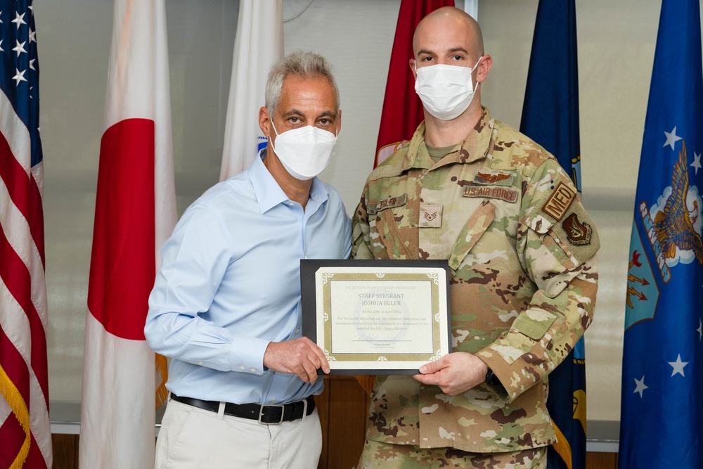 Ambassador to Japan presents awards to service members