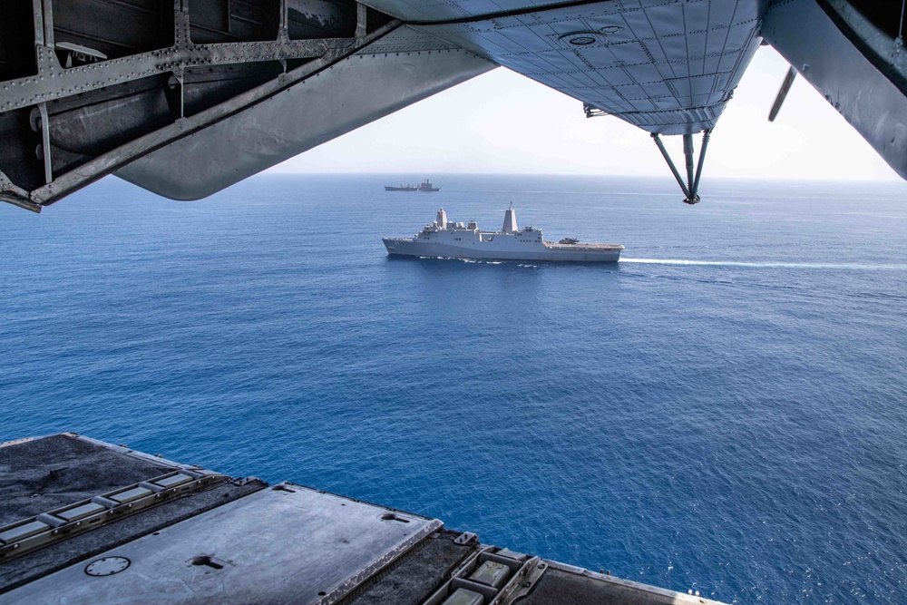 USS Arlington conducts replenishment-at-sea with CH-53E helicopters