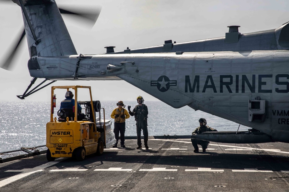 USS Arlington conducts replenishment-at-sea with CH-53E helicopters