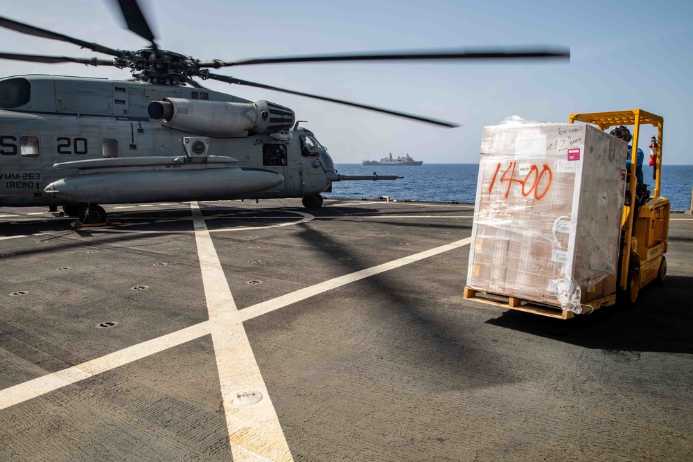 USS Arlington conducts replenishment-at-sea with CH-53E helicopters