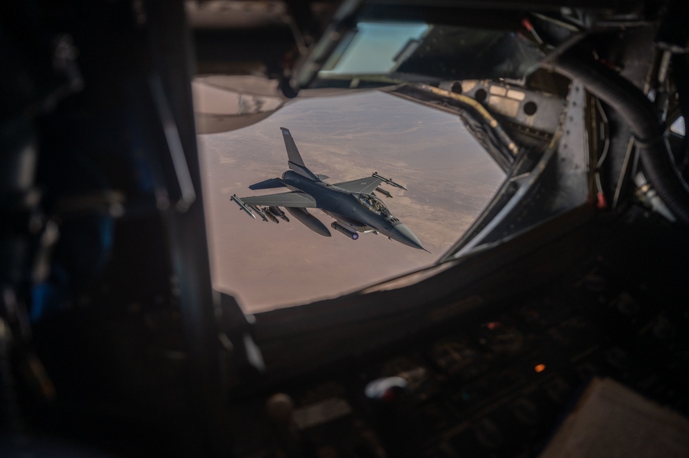 U.S. Air Force KC-135 refuels F-16s