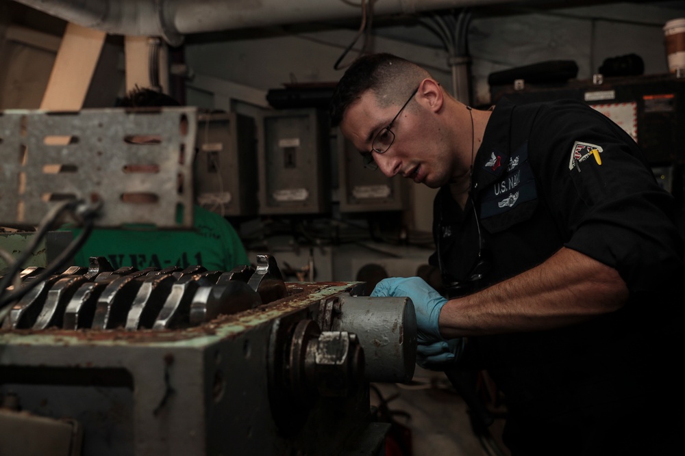 Abraham Lincoln Sailors conduct maintenance