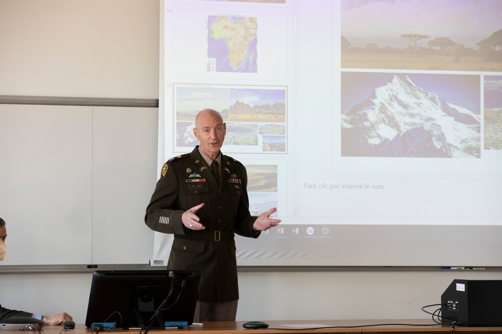 SETAF-AF leader speaks with Vicenza University students, faculty