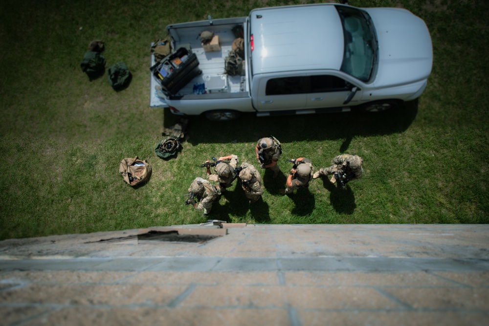 U.S. and Czech Special Forces train during Emerald Warrior 22.1