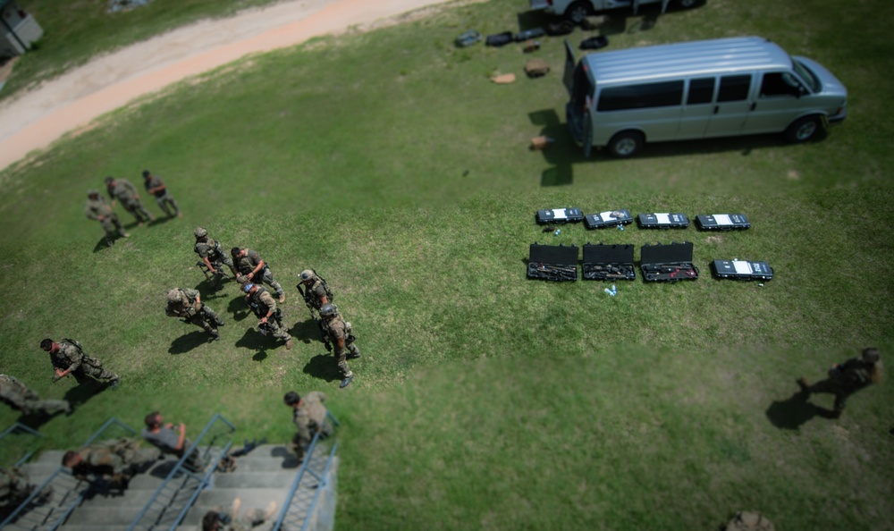 U.S. and Czech Special Forces train during Emerald Warrior 22.1