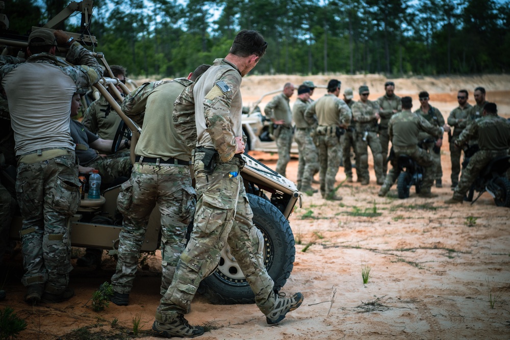 U.S. and Czech Special Forces train during Emerald Warrior 22.1