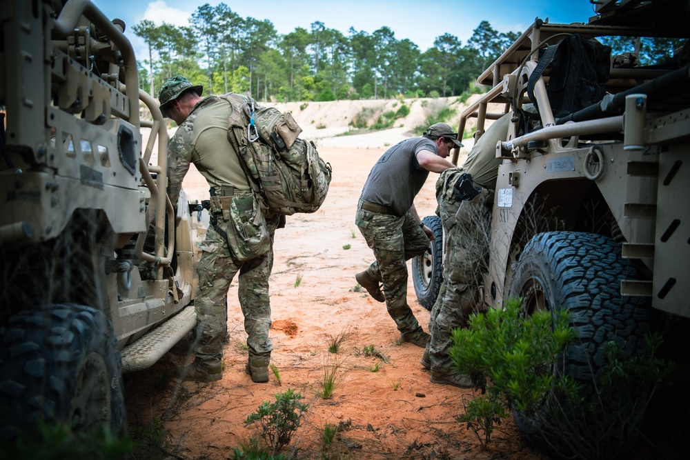 U.S. and Czech Special Forces train during Emerald Warrior 22.1