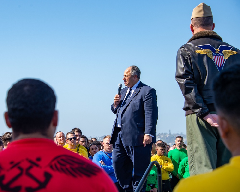 SECNAV Visits USS Carl Vinson (CVN 70)