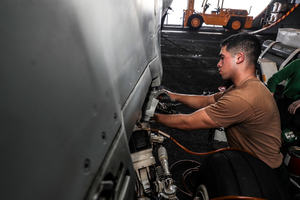 Abraham Lincoln Sailors conduct maintenance