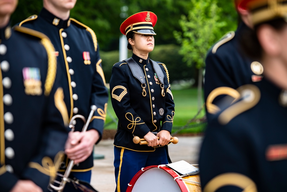 Japanese Defense Minister Nobuo Kishi Participates in an Armed Forces Wreath-Laying Ceremony at the Tomb of the Unknown Soldier