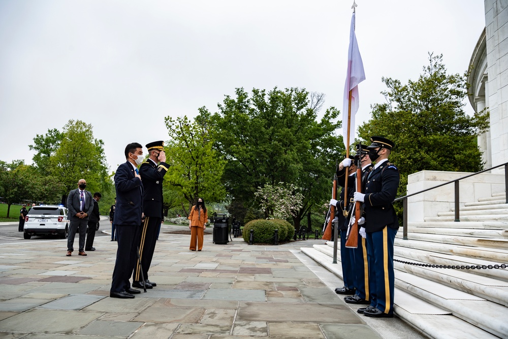 Japanese Defense Minister Nobuo Kishi Participates in an Armed Forces Wreath-Laying Ceremony at the Tomb of the Unknown Soldier
