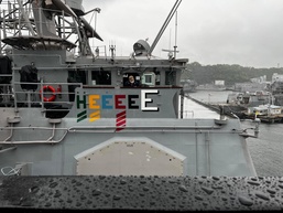 USS SHILOH RECIEVES BATTLE "E"