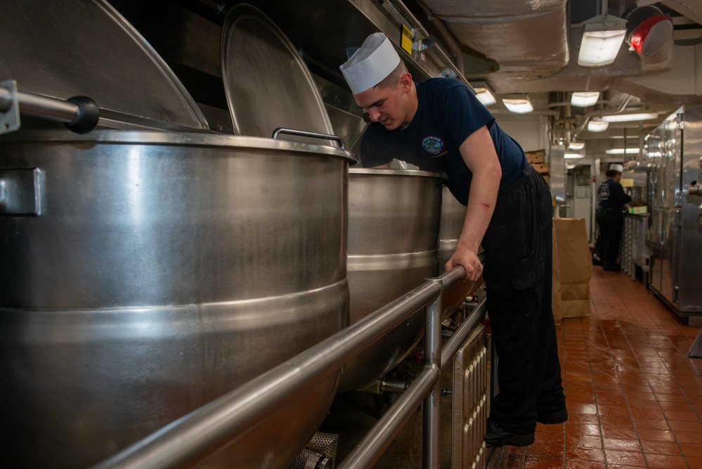 USS Ronald Reagan (CVN 76) Aft galley