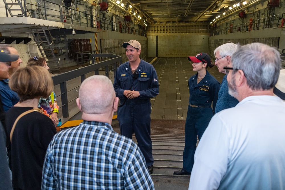 HMM-164 Veterans Visit USS Portland (LPD 27)