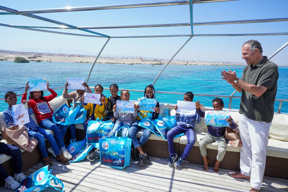 AMB Cohen with Students on HEPCA Bio Boat - Hamata Port