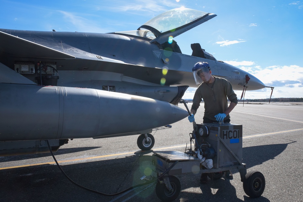 36th AMU, 354th LRS prep F-16s for flight