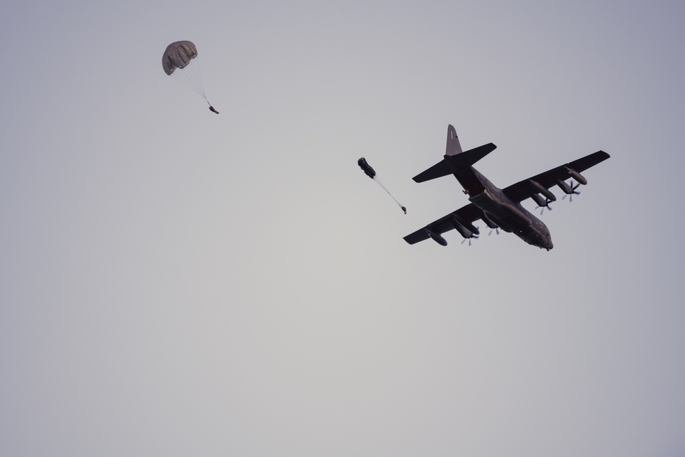 U.S. Army Airborne train with Czech Special Forces at Emerald Warrior 22.1
