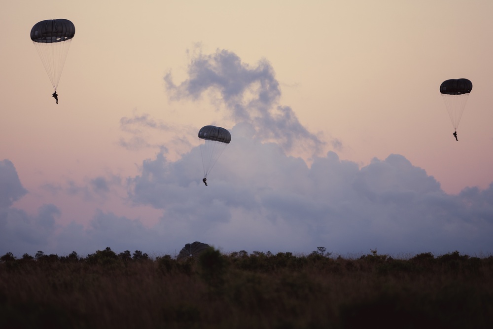 U.S. Army Airborne train with Czech Special Forces at Emerald Warrior 22.1