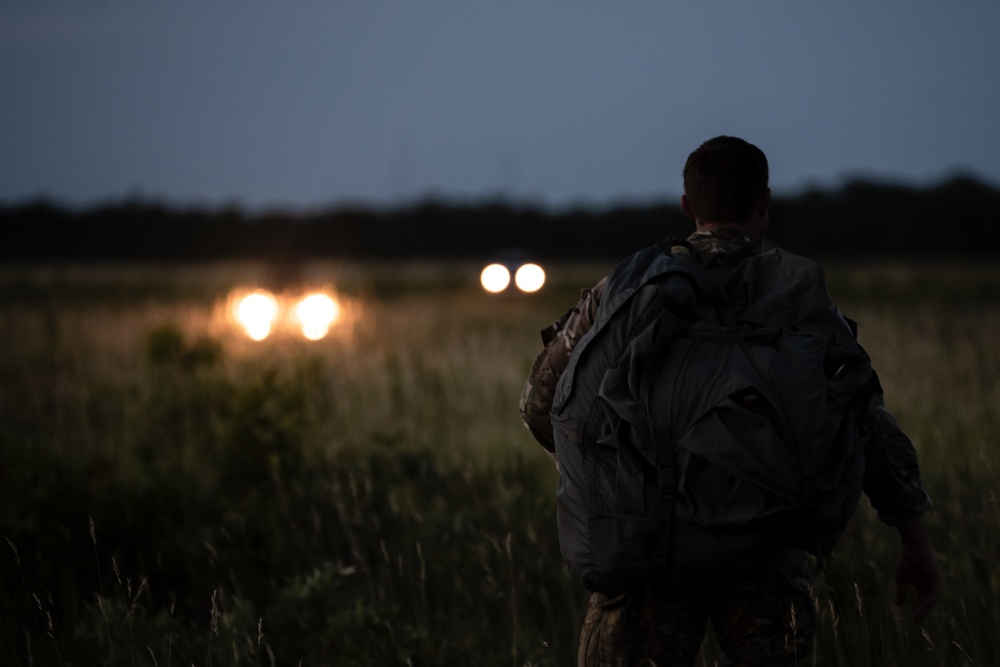 U.S. Army Airborne train with Czech Special Forces at Emerald Warrior 22.1