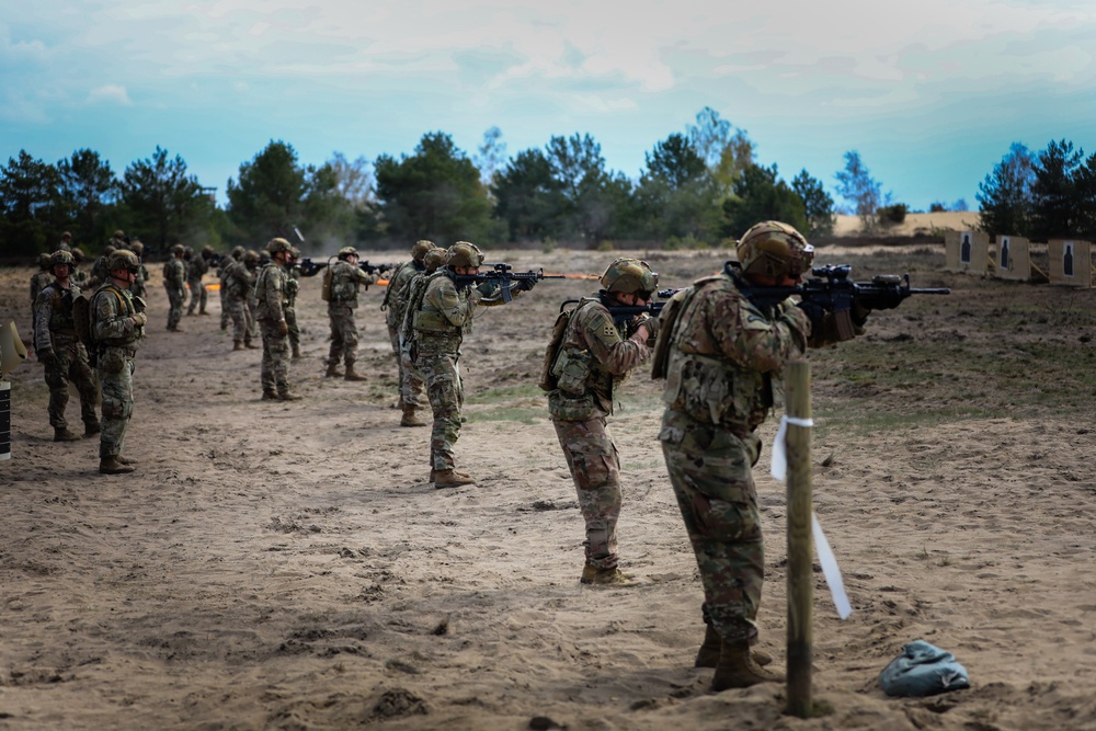 German and 1-8 IN Soldiers conduct CQM Training