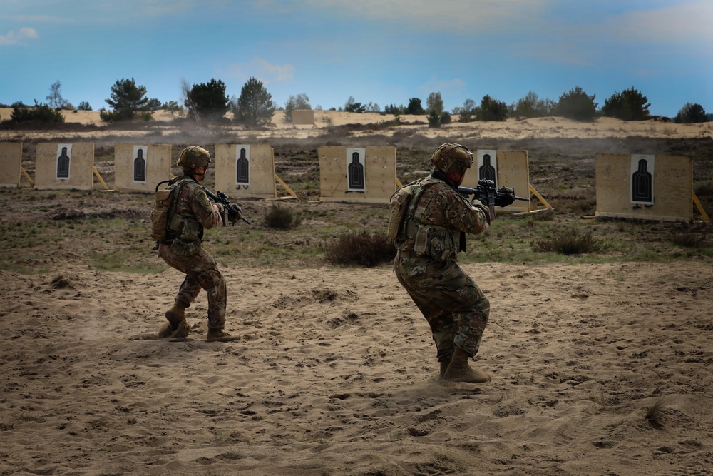 German and 1-8 IN Soldiers conduct CQM Training